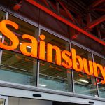 שיעור במנהל עסקים מגו’ן סיינסבורי: מחנות מכולת קטנה לאימפריית קמעונאות, פיננסים וביטוח חובקת עולם